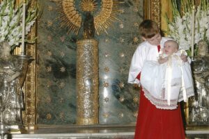 PASO DE NIÑOS POR EL PILAR