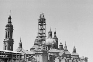 el pilar con la segunda torre en plena construccion
