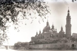 el pilar con un torre