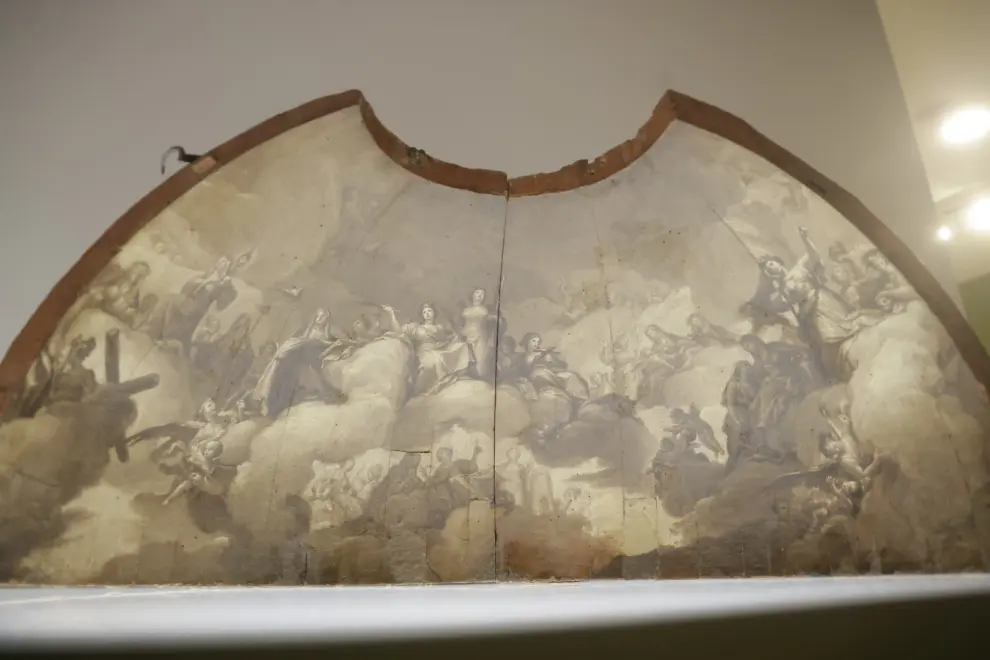presentacion en el patio de la infanta de zaragoza de tres bocetos en maqueta de francisco bayeu para las cupulas del pilar