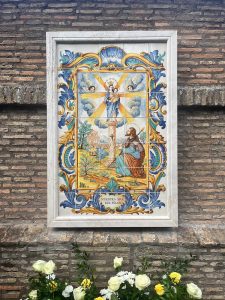 Detalle del panel ceramico con la aparicion de la Virgen al apostol Santiago
