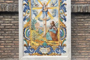 Detalle del panel ceramico con la aparicion de la Virgen al apostol Santiago