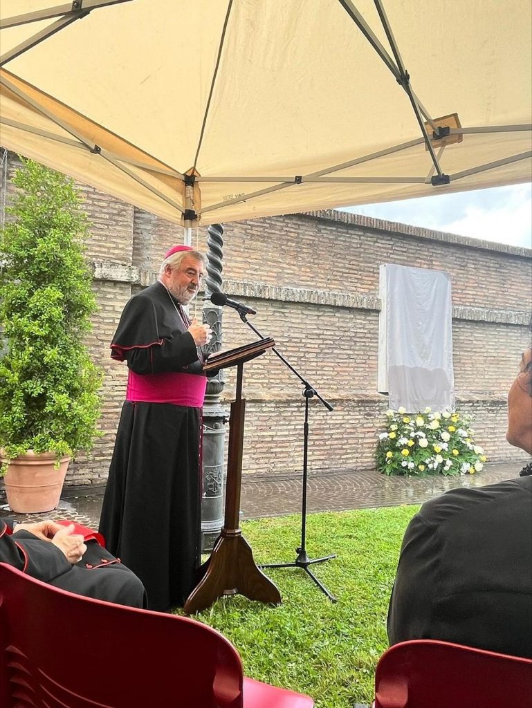 Mons. Carlos Escribano durante la ceremonia en el Bastione Maestro